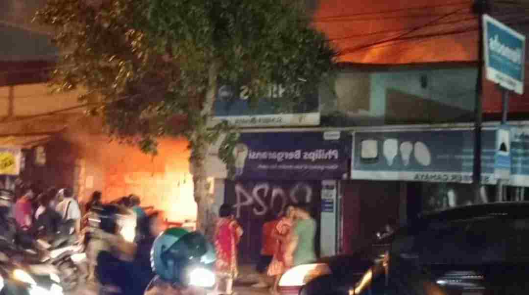 Ruko Makanan Cepat Saji di Depok Terbakar, Dua Pegawai Nyaris Tewas Terjebak Asap