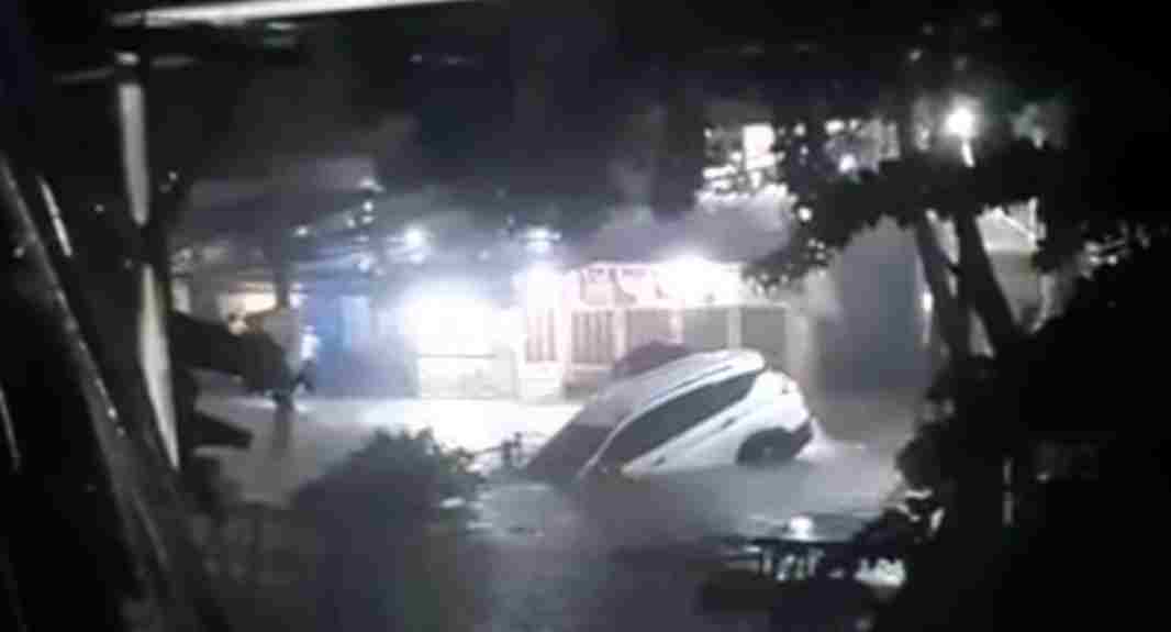 Nekat Terobos Peringatan Warga, Mobil Terperosok ke Kali di Cimanggis