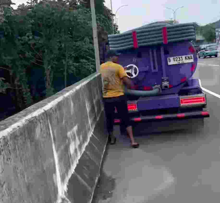 Truk Tangki Diduga Buang Limbah Tinja ke Sungai Ciliwung, Sopir Kabur Saat Ditegur