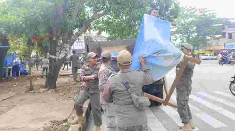 Puluhan Gerobak PKL Ditertibkan Satpol PP Depok, Trotoar Dikembalikan untuk Warga