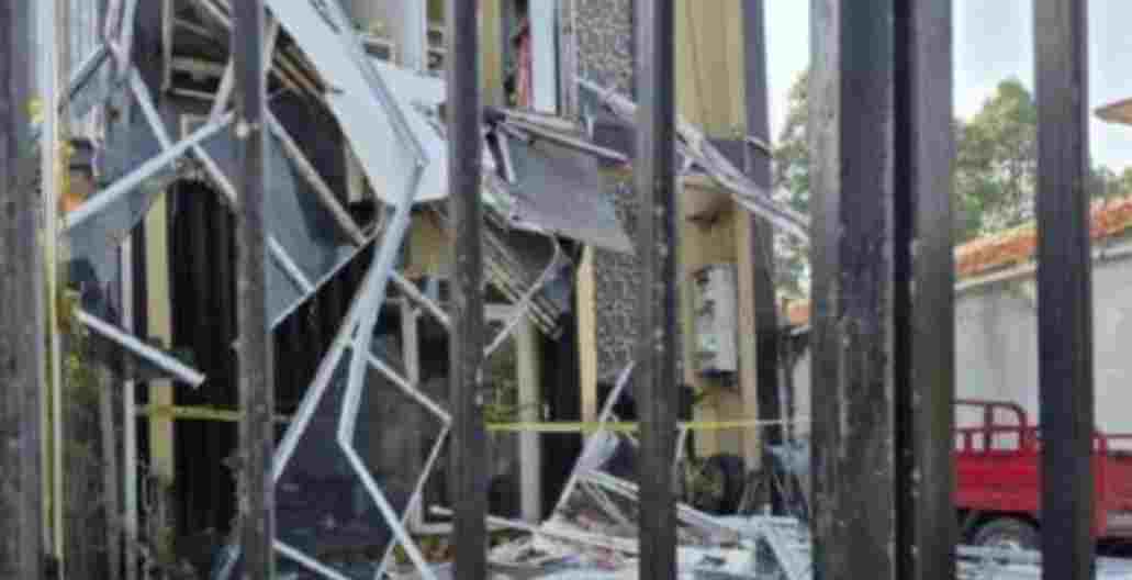 Ledakan Dahsyat Guncang Gedung Farmasi di Tangerang, Tembok Roboh dan Kaca Berhamburan ke Jalan