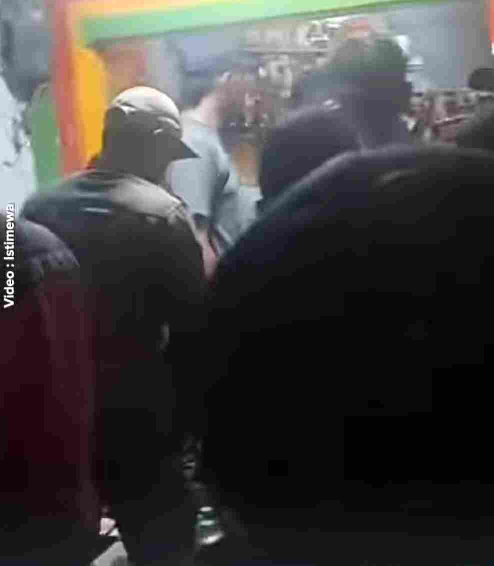 Geger di Sawangan! Toko Jamu di Depok Digerebek karena Jualan Miras Ilegal, Ratusan Botol Disita