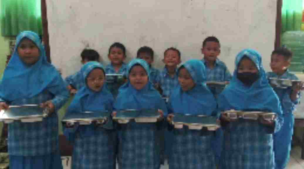 Sambut Program Makan Bergizi Gratis, Siswa MI Al-Hidayah Depok Ucapkan Selamat Ulang Tahun ke-74 untuk Presiden Prabowo