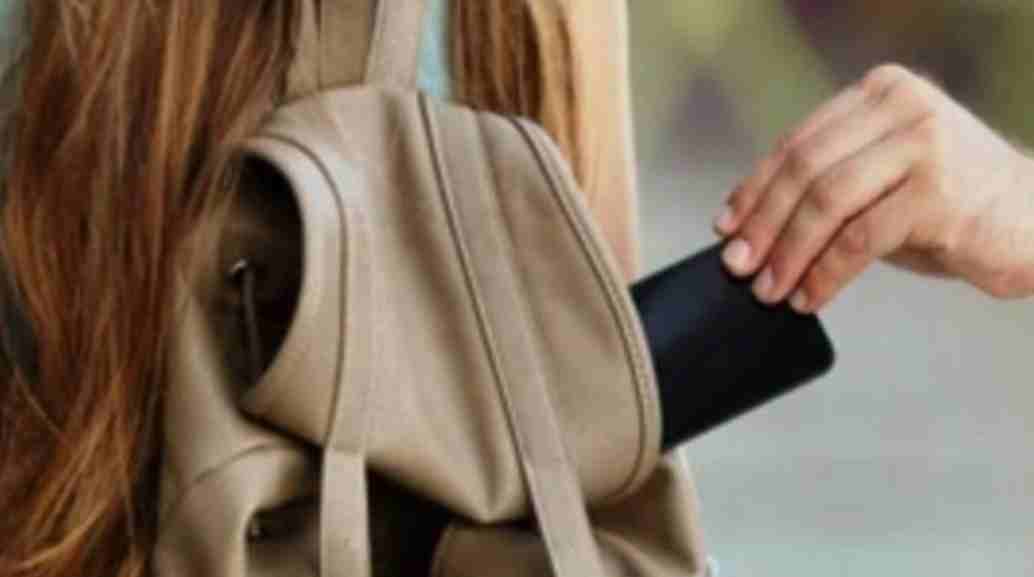 Aksi Nekat di Margonda! Pura-Pura Jadi Pengunjung, Pria Ini Tertangkap Basah Coba Curi Tas di Rumah Makan Depok