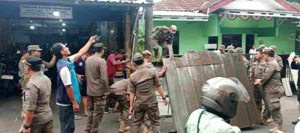 Satpol PP Depok Tertibkan 110 PKL dan Bangunan Liar di Sekitar Stasiun Depok Lama
