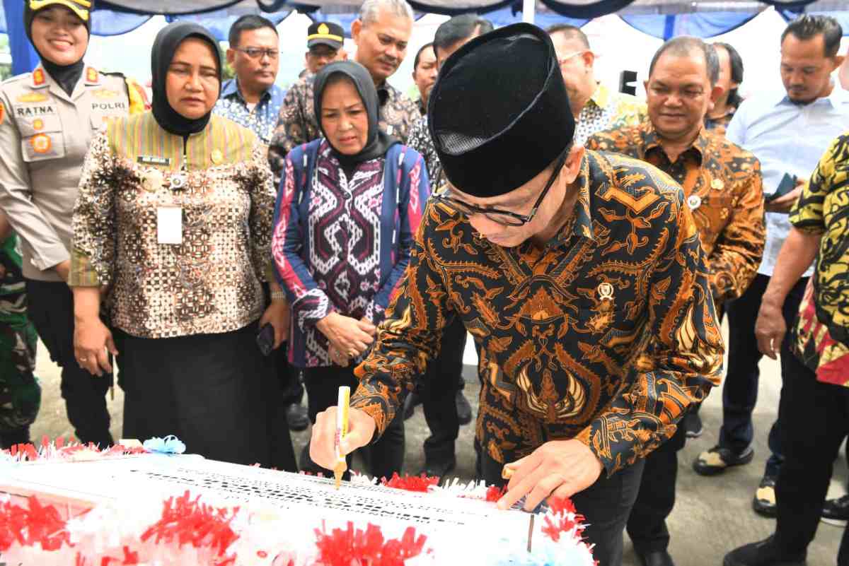 MENDES YANDRI RESMIKAN GEDUNG SERBAGUNA DESA NGRAPAH