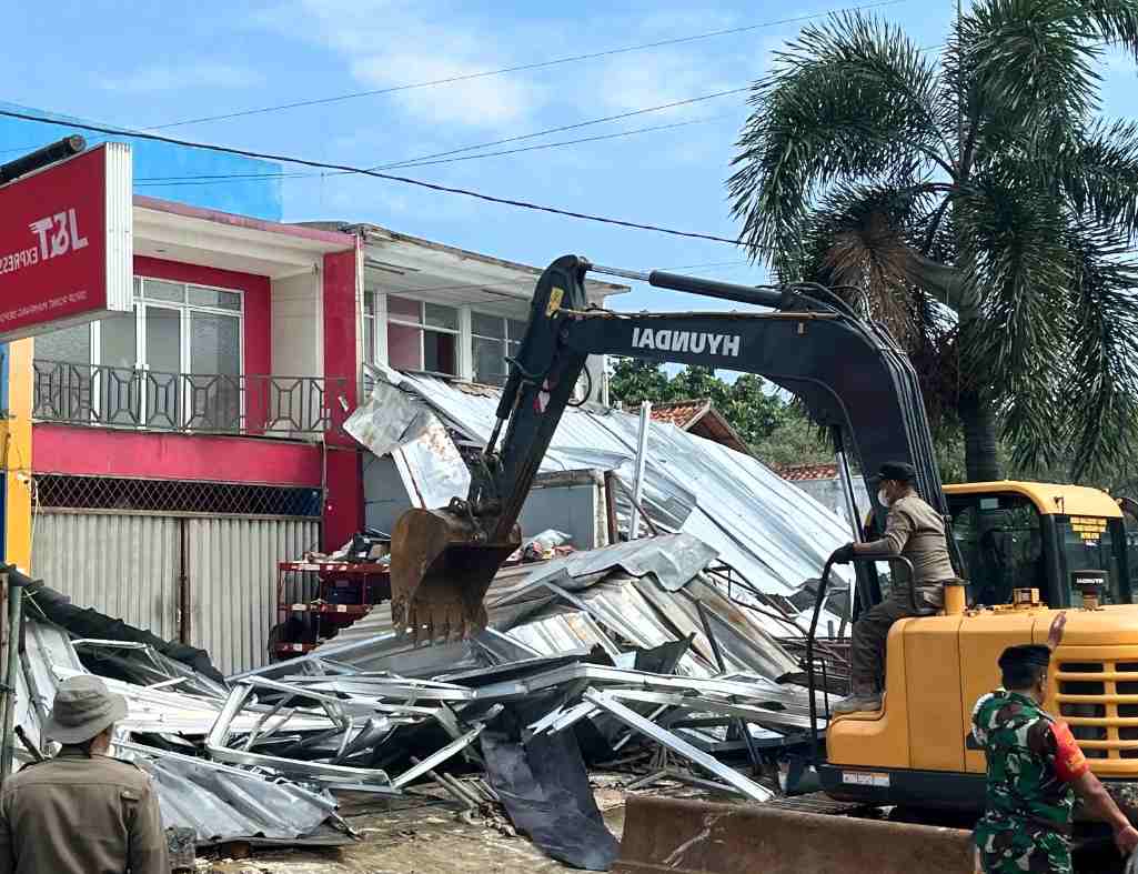 Satpol PP Bongkar 80 Bangli dan Lapak PKL di Panmas–Limo, Penertiban Berjalan Kondusif