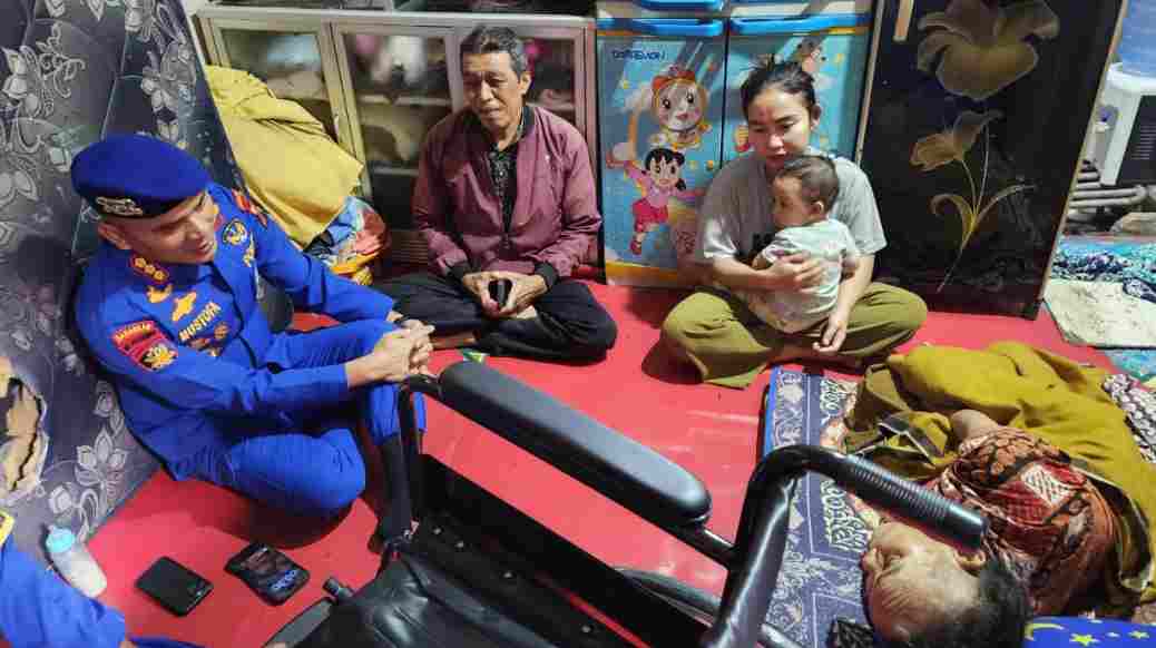 Polisi Peduli Kesehatan Pesisir, Dirpolairud Polda Metro Jaya Salurkan Bantuan Kursi Roda