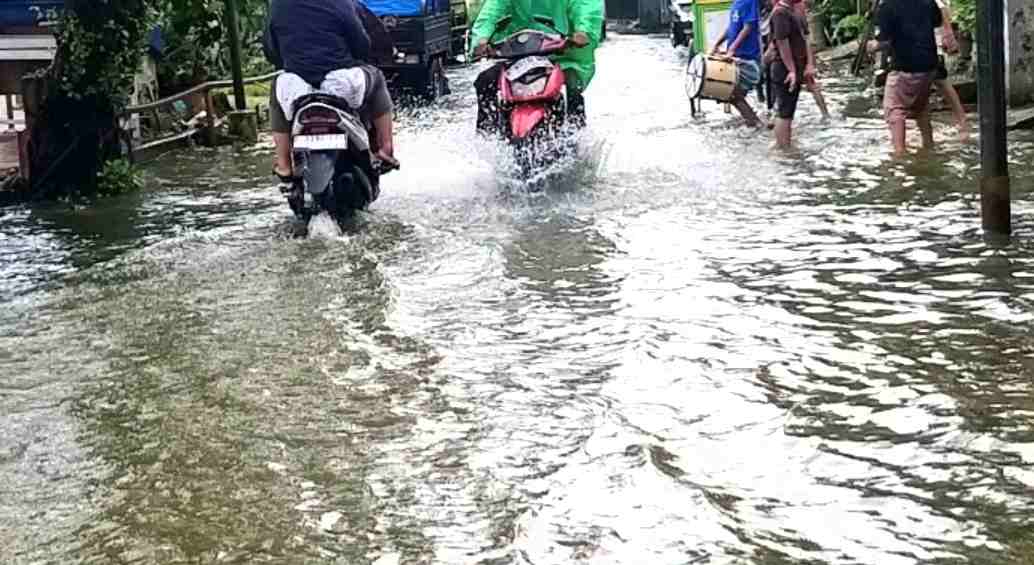 Banjir Tak Kunjung Usai, Warga Kampung Lio Depok Desak Pemkot Segera Turun Tangan