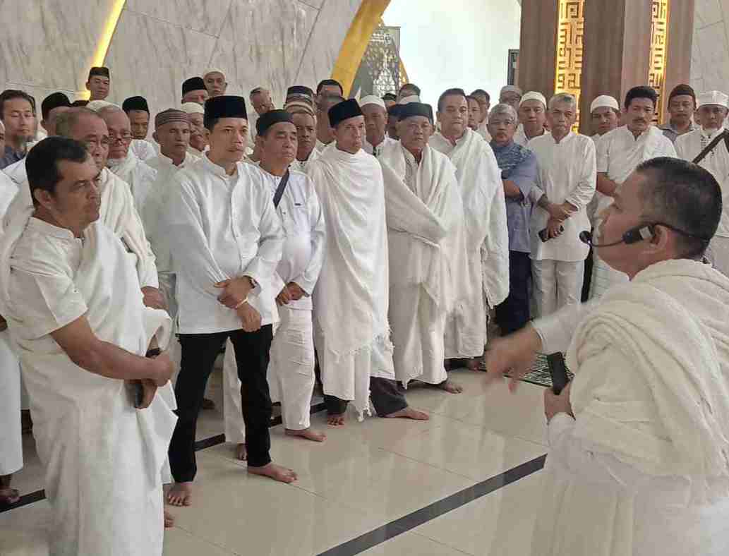 Kemenhaj Depok Matangkan Jemaah Tapos Lewat Praktik Ihram dan Tawaf