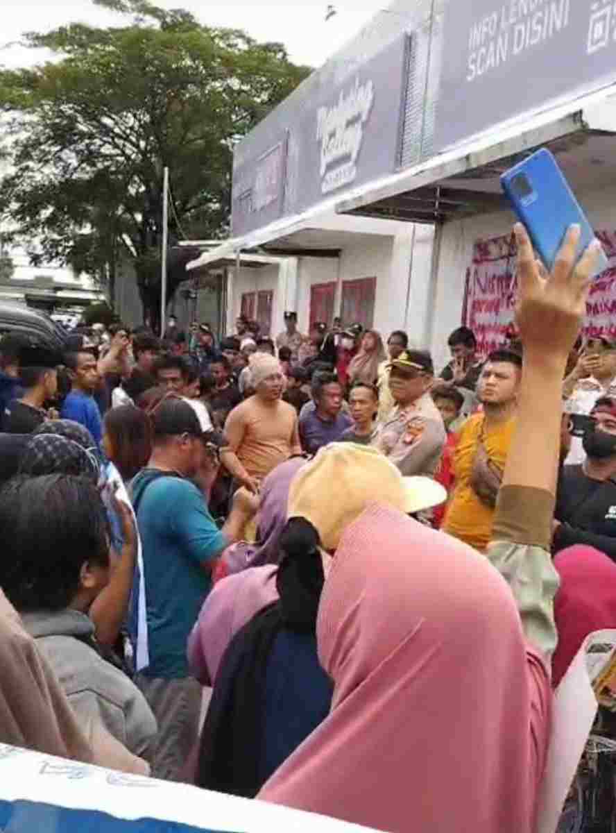 Warga Villa Kencana Cikarang Demo Di Depan Kantor Developer, Tuntut Penanganan Banjir