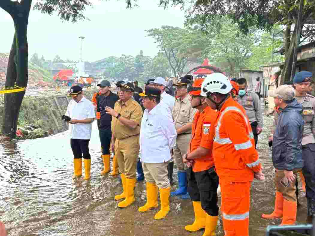 Pramono Anung Tinjau Longsor TPST Bantargebang, Pemprov DKI Percepat Normalisasi Sungai Ciketing