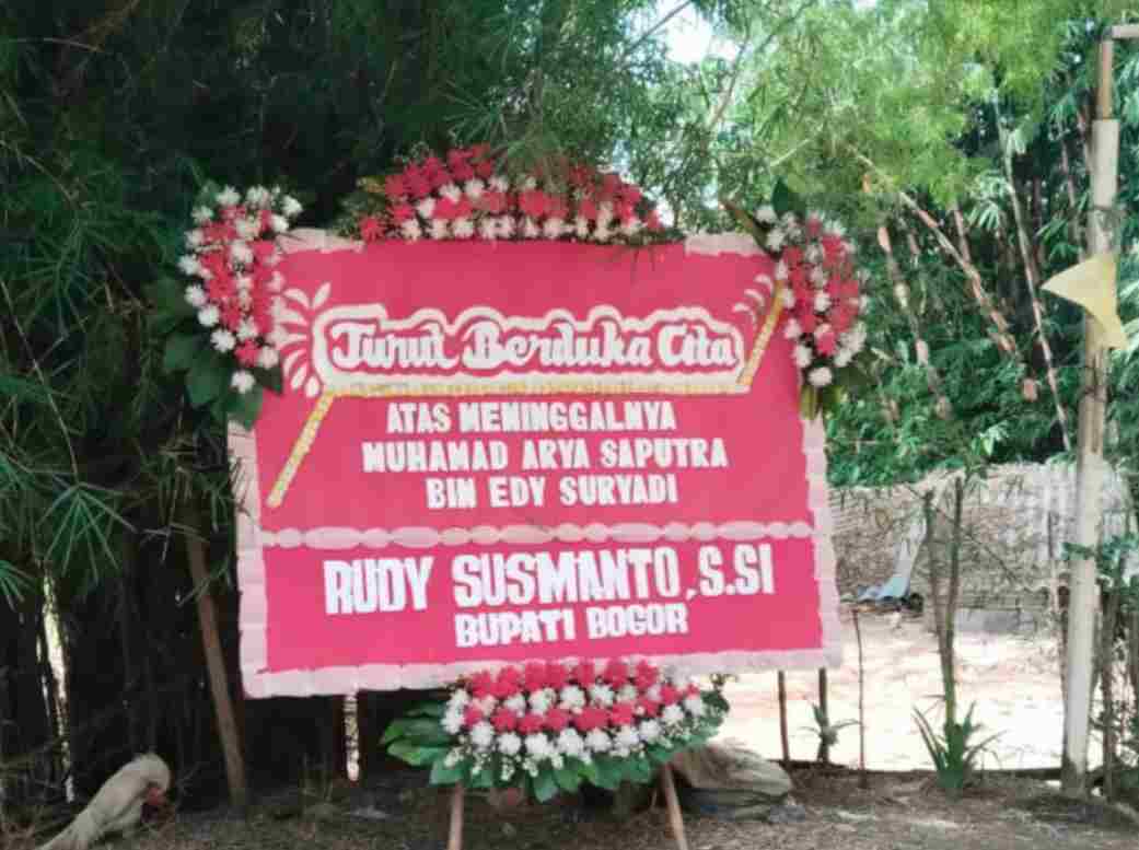 Karangan Bunga Bupati Bogor Iringi Duka, Warga Antar Almarhum dengan Penuh Haru