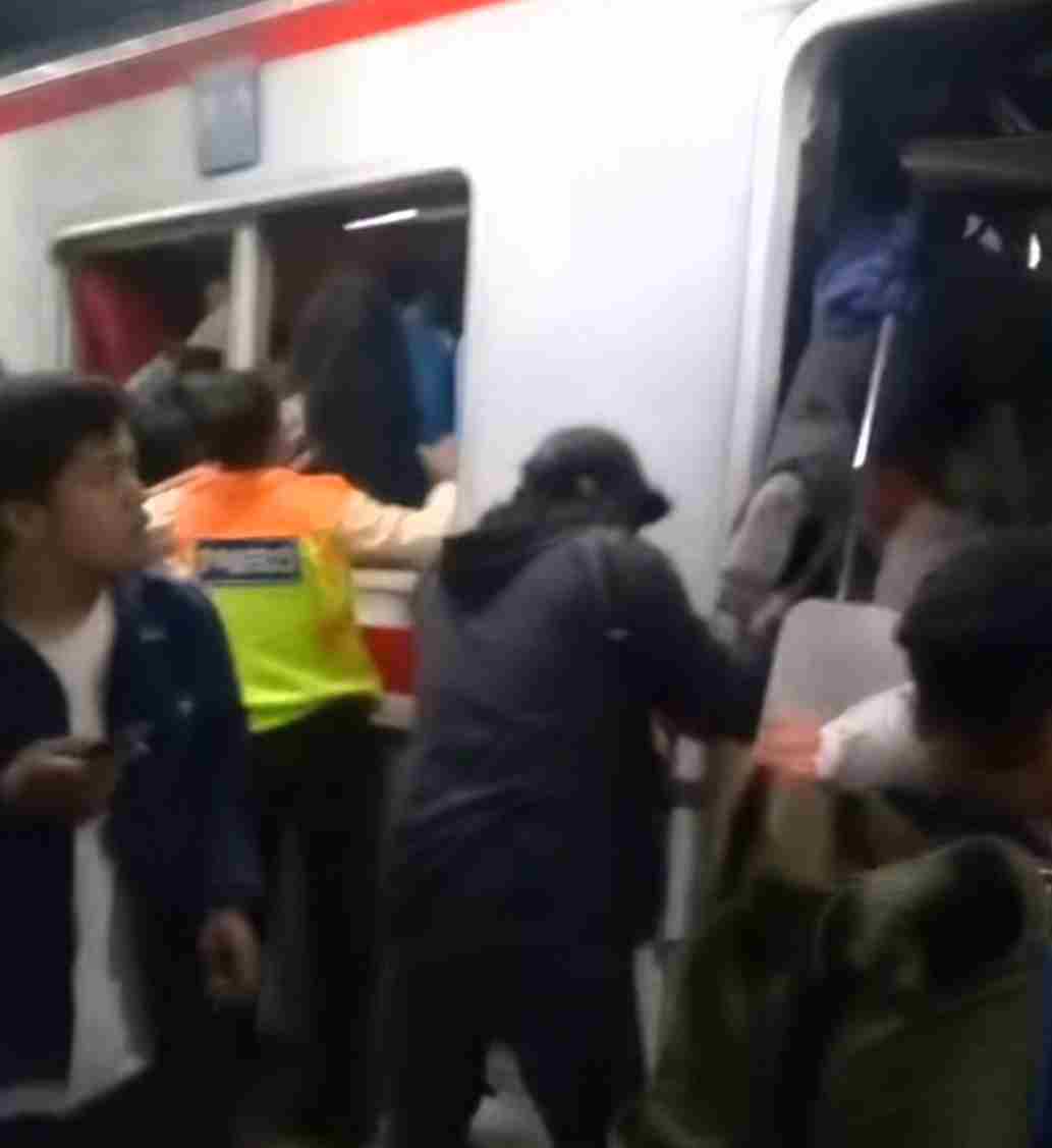 Evakuasi Dramatis Tabrakan KRL di Bekasi Timur: Basarnas Kerahkan Tim Elit, Korban Masih Terjepit Berjam-jam