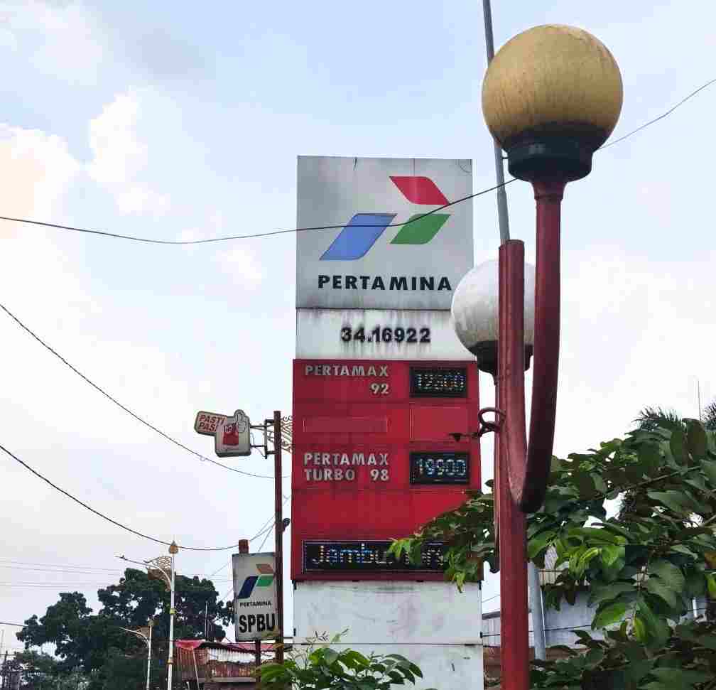 Kuat Dugaan Pelanggaran UU: SPBU 34.16922 Pasir Jambu Kibarkan Bendera Robek, Pengelola Akui Kelalaian