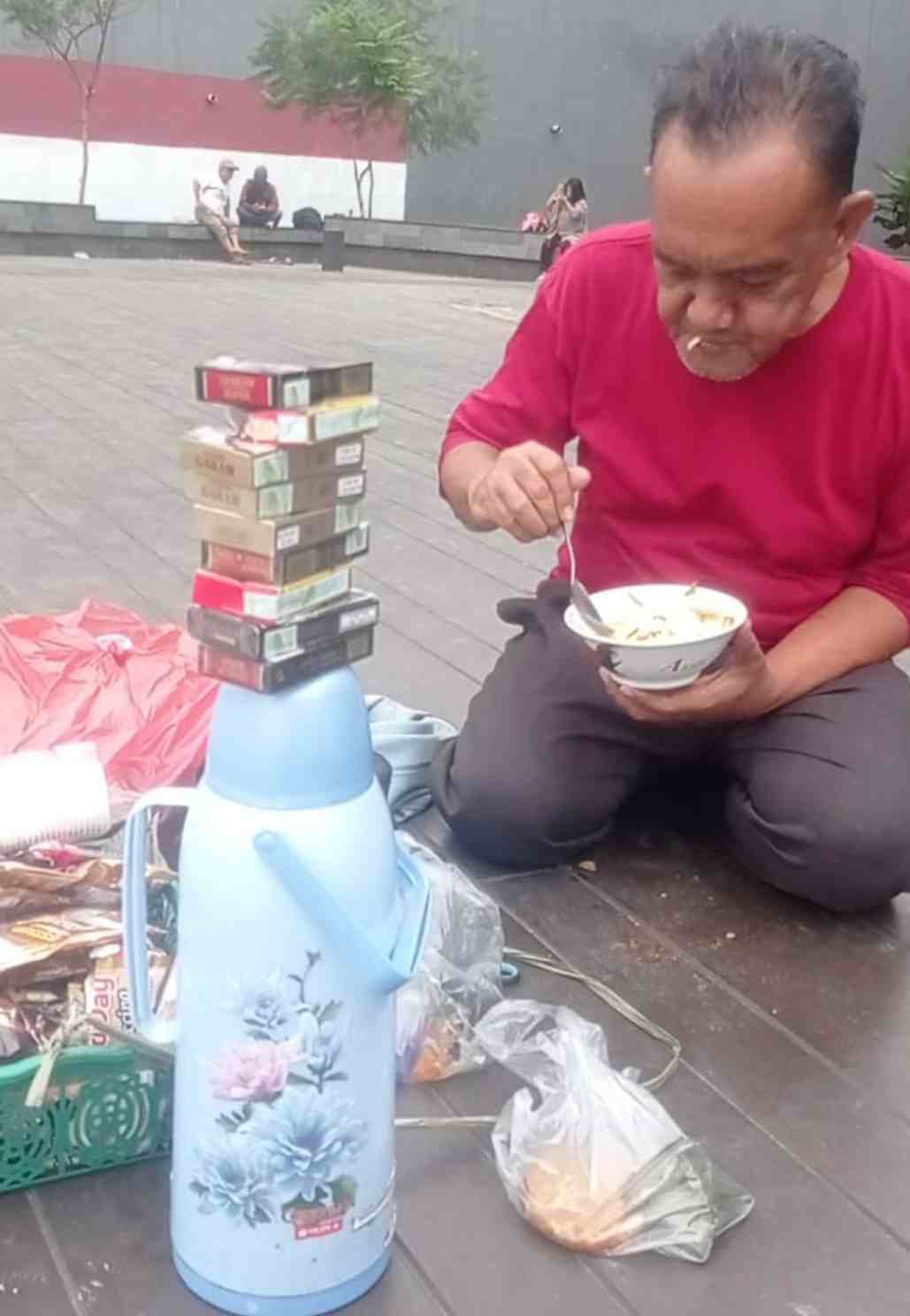 Di Usia 60 Tahun, Ahmad Seru Tetap Menjual Kopi Keliling Demi Istri yang Stroke dan Tiga Anak