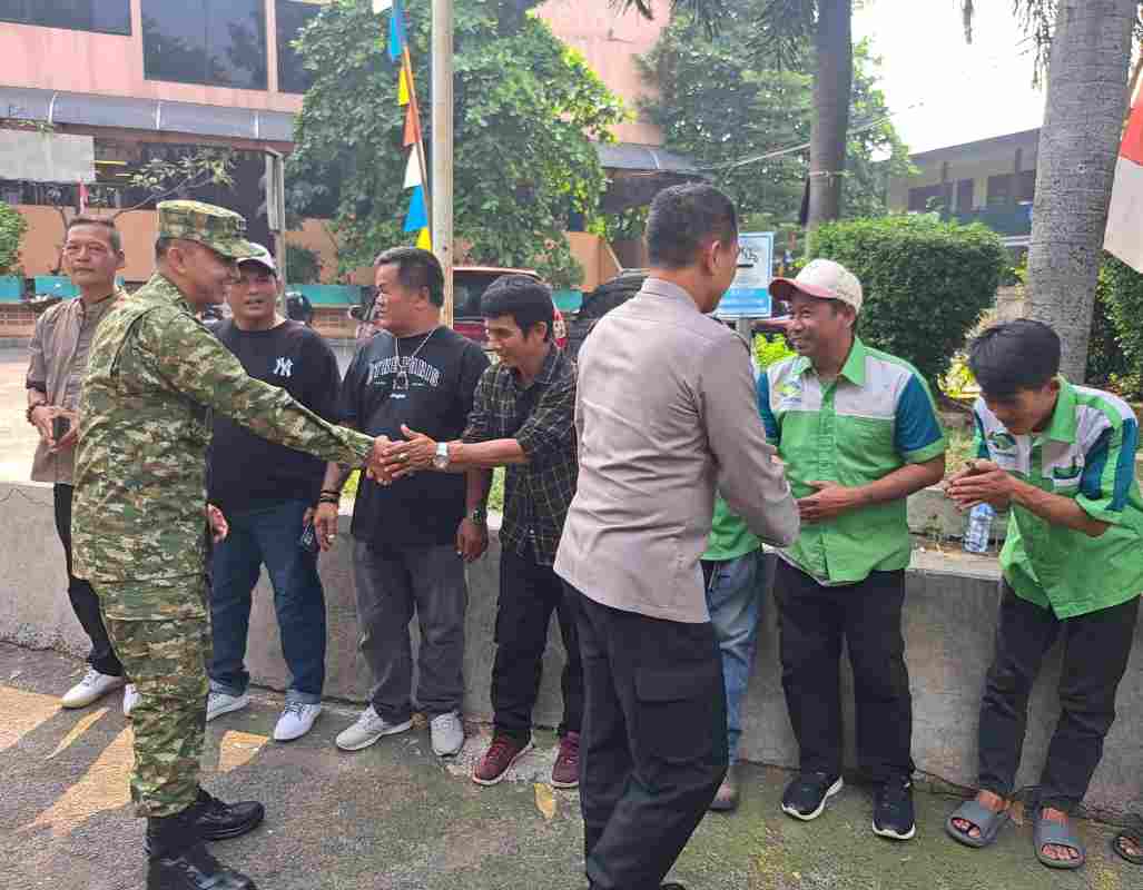 Jaga Depok On The Spot di Pasar Agung, Kapolres dan Dandim Turun Langsung Serap Aspirasi Warga serta Salurkan Bantuan Sosial