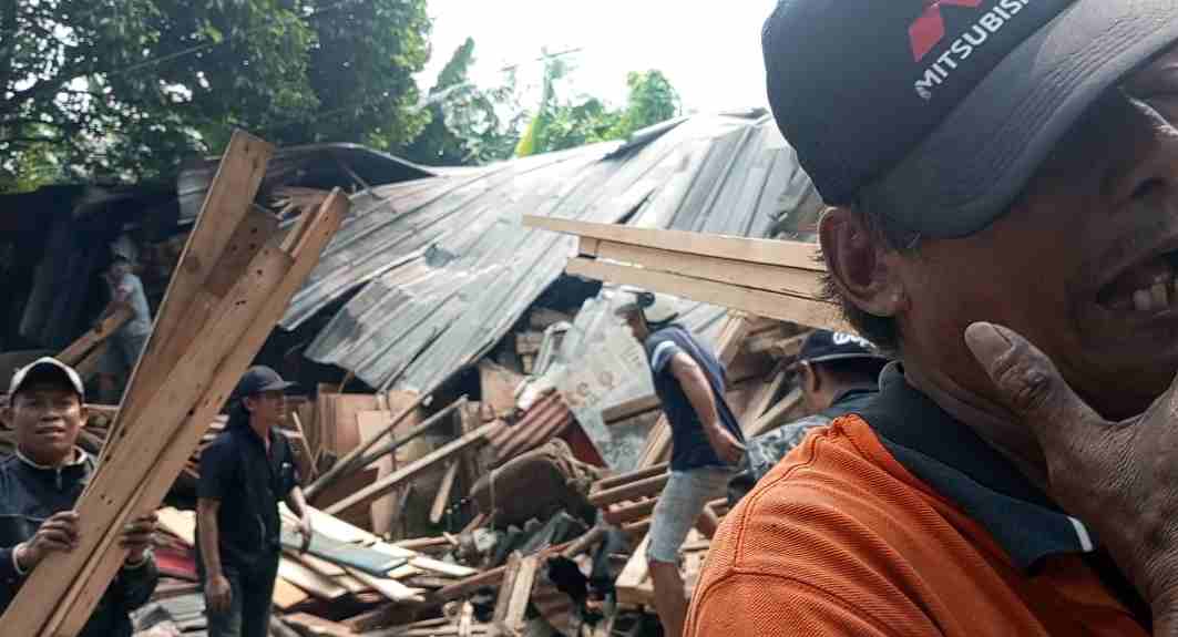 Operasi Gabungan Tertibkan Bangunan Liar di Jalur Pipa Gas Jalan Juanda Depok