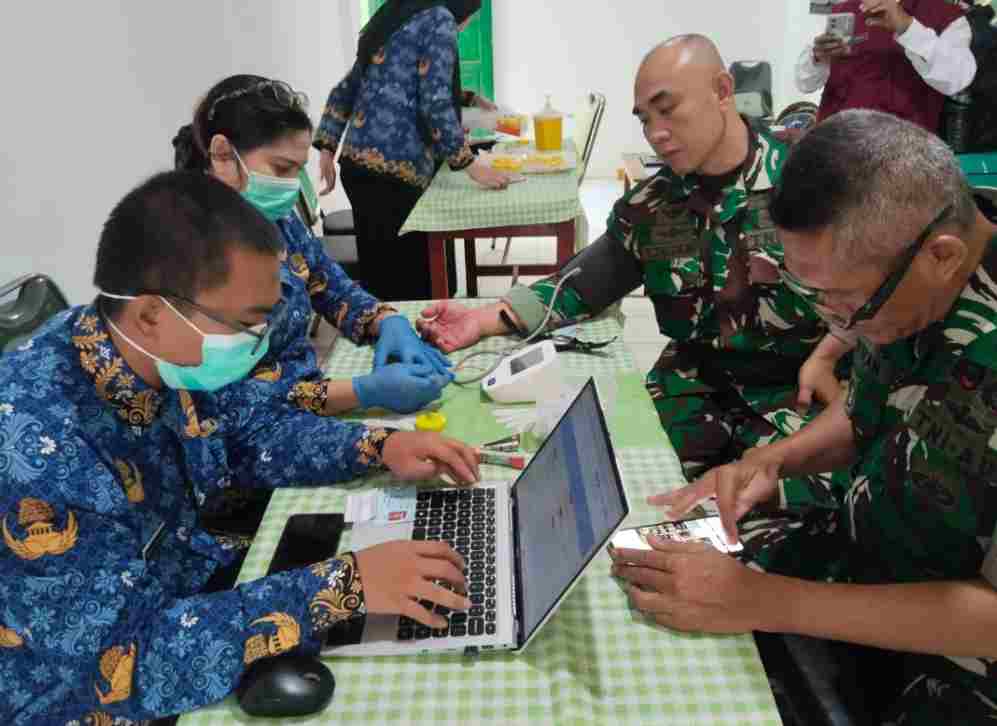 Jaga Kebugaran Prajurit, Koramil 03 Sukmajaya Gandeng Puskesmas Gelar Cek Kesehatan Babinsa