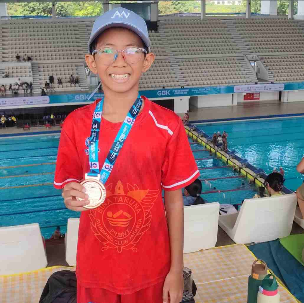Bilal Omar Virdian Harumkan Nama SDN Utan Kayu Selatan 20, Raih Medali Perunggu di Ajang 3rd GBK Fun Swimming