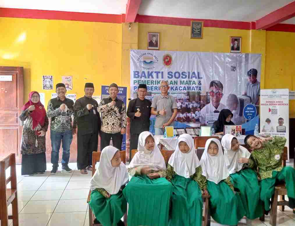 Bakti Sosial Pemeriksaan Mata Digelar di MI Al-Khoiriyah Tapos, Siswa Dapat Kacamata Gratis