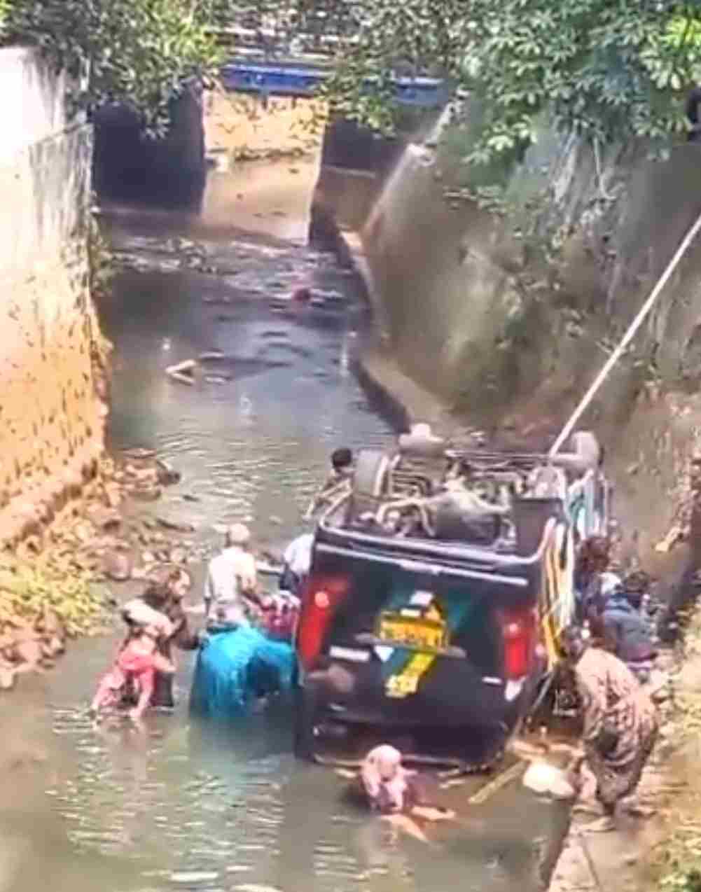 Mobil Elf Rombongan Besan dari Cibitung Masuk Kali Baru KSU Depok